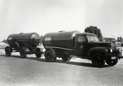 811720 Afbeelding van een tankwagen met aanhanger van de Nederlandse Kabel Fabriek (NKF) te Delft, geproduceerd door de ...